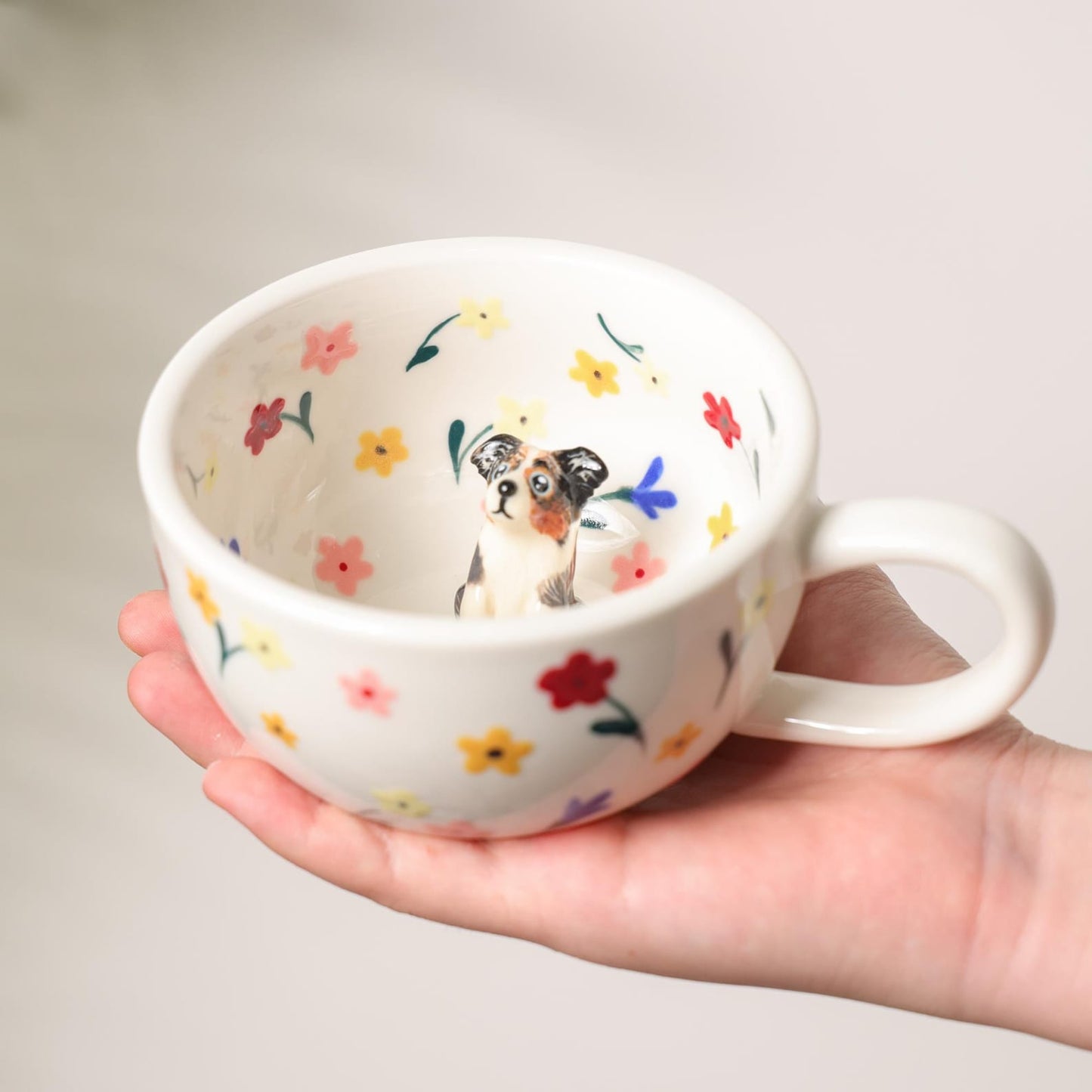 Individuelle Tasse mit Haustierfigur und Namen – handgefertigte Keramiktasse mit Katze und Hund, Weihnachtsgeschenk für Tierliebhaber