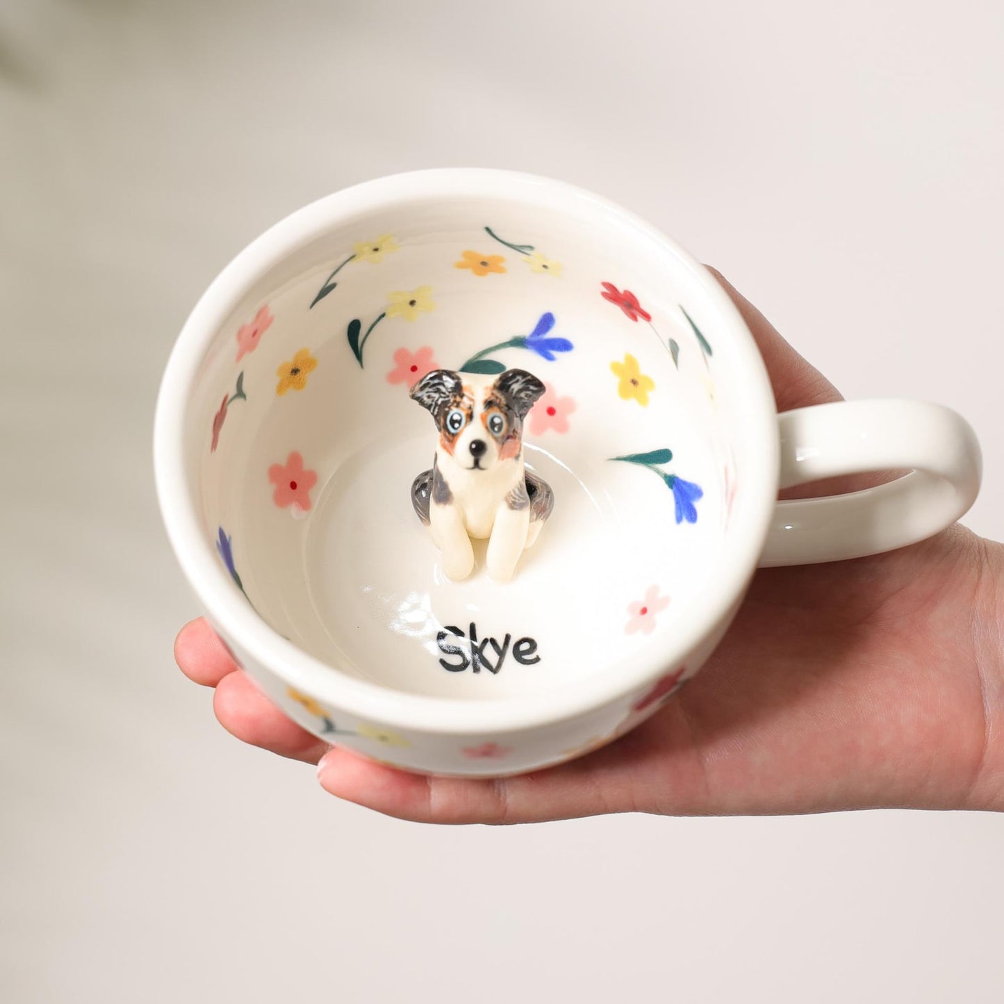 Individuelle Tasse mit Haustierfigur und Namen – handgefertigte Keramiktasse mit Katze und Hund, Weihnachtsgeschenk für Tierliebhaber