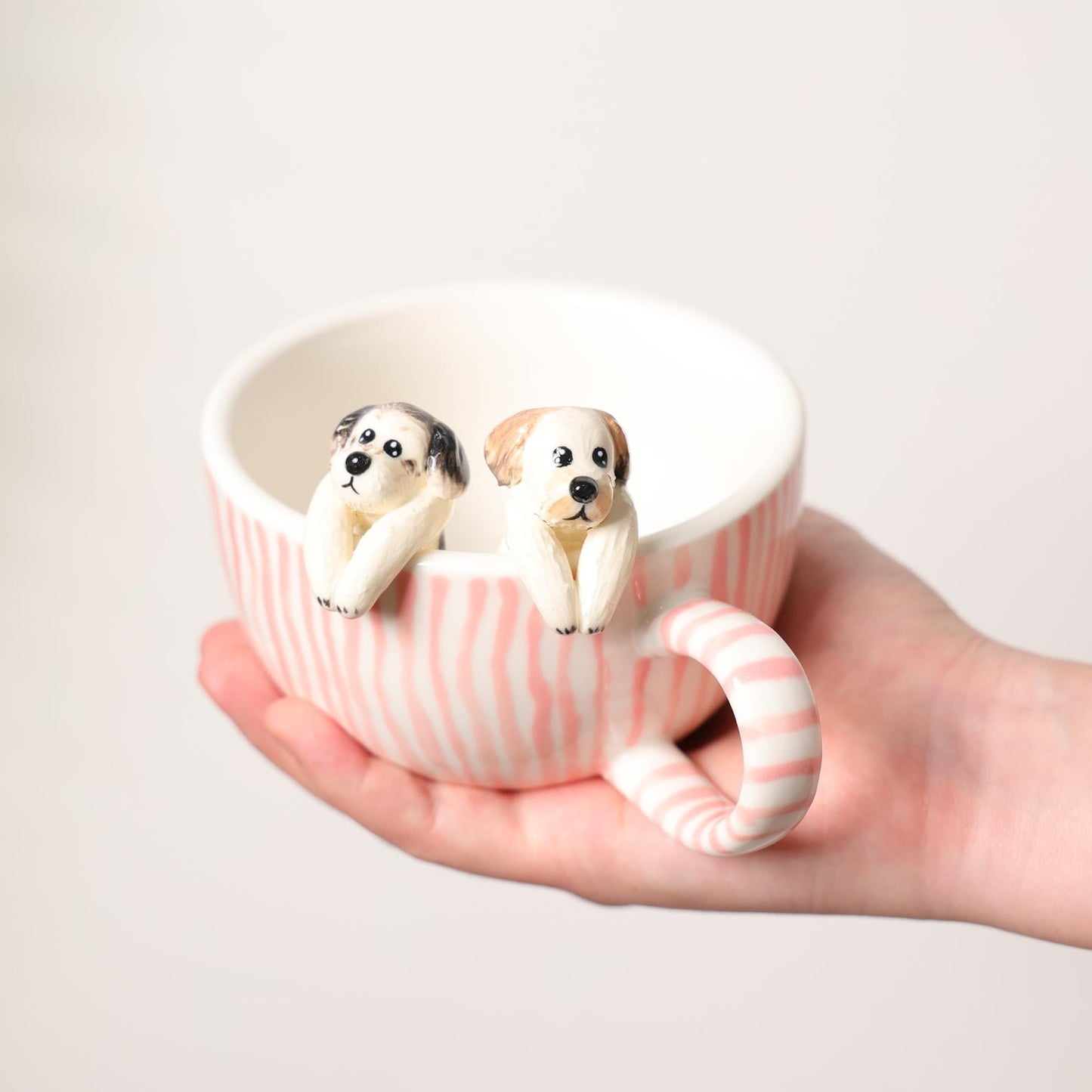 Individuelle Tasse mit Haustierfigur und Namen – handgefertigte Keramiktasse mit Katze und Hund, Weihnachtsgeschenk für Tierliebhaber