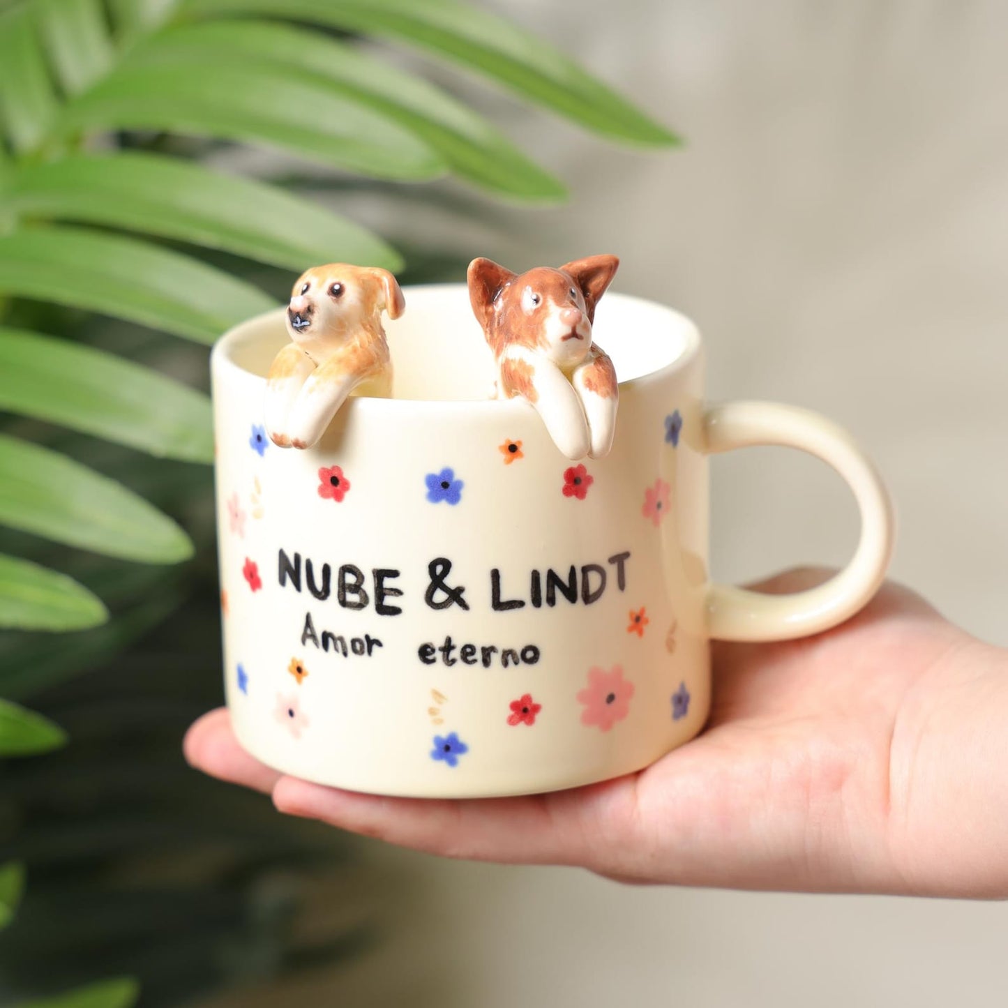 Individuelle Tasse mit Haustierfigur und Namen – handgefertigte Keramiktasse mit Katze und Hund, Weihnachtsgeschenk für Tierliebhaber