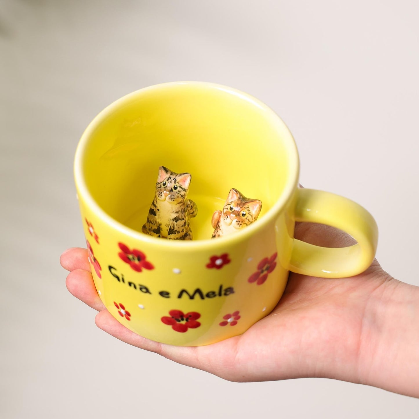 Individuelle Tasse mit Haustierfigur und Namen – handgefertigte Keramiktasse mit Katze und Hund, Weihnachtsgeschenk für Tierliebhaber
