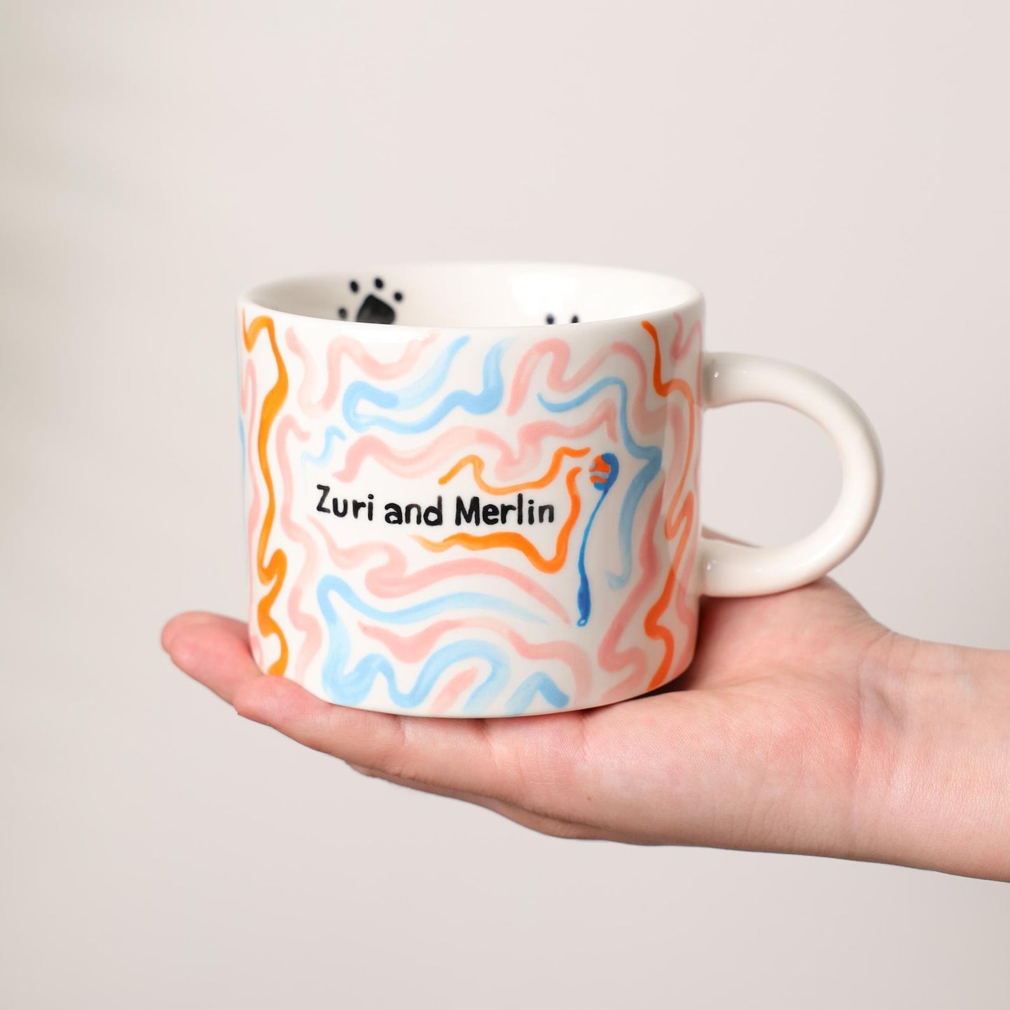 Individuelle Tasse mit Haustierfigur und Namen – handgefertigte Keramiktasse mit Katze und Hund, Weihnachtsgeschenk für Tierliebhaber