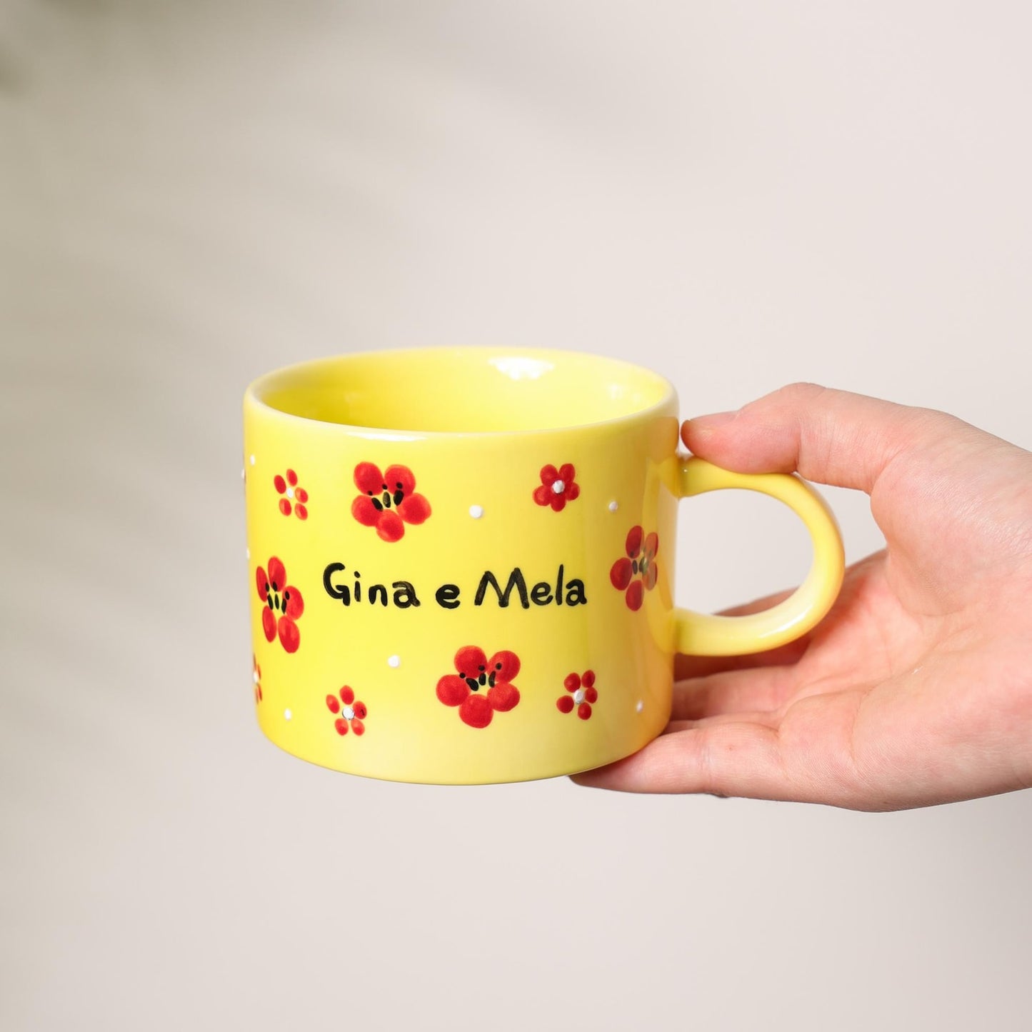 Individuelle Tasse mit Haustierfigur und Namen – handgefertigte Keramiktasse mit Katze und Hund, Weihnachtsgeschenk für Tierliebhaber
