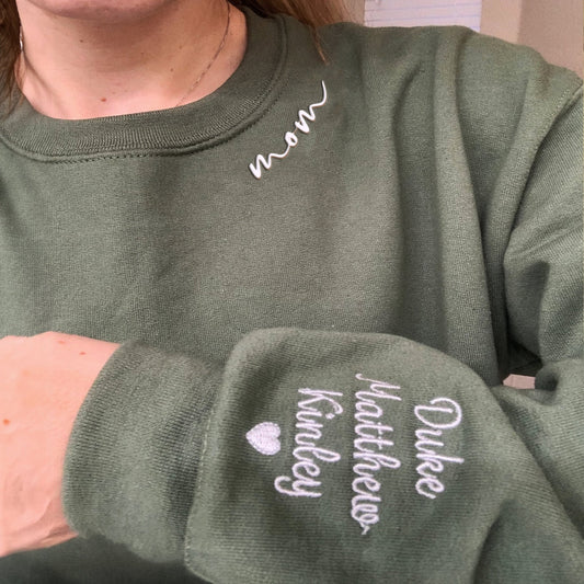 Benutzerdefinierter Mama-Ausschnitt, besticktes Sweatshirt mit Kindernamen am Ärmel, Muttertagsgeschenk für Mama und Oma