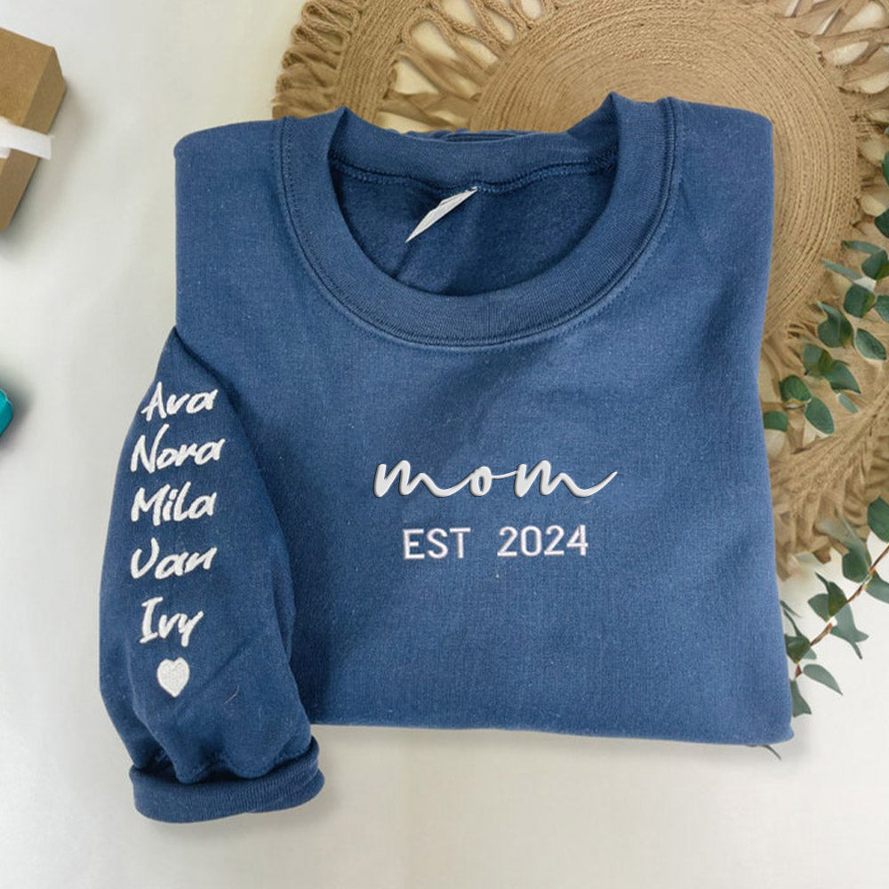 Personalisiertes besticktes Mama-Sweatshirt mit geschätztem Datum und Kindernamen auf dem Ärmel, Geschenk für Mama