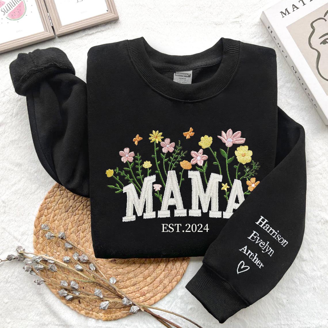 Besticktes Sweatshirt mit Blumenmuster „MAMA EST“ und Kindernamen, Geschenk für neue Mama, Muttertagsgeschenk
