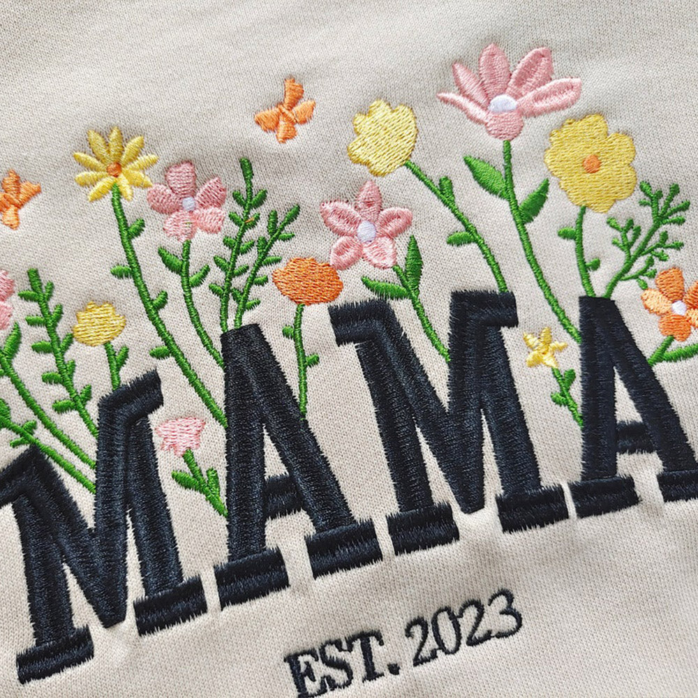 Besticktes Sweatshirt mit Blumenmuster „MAMA EST“ und Kindernamen, Geschenk für neue Mama, Muttertagsgeschenk