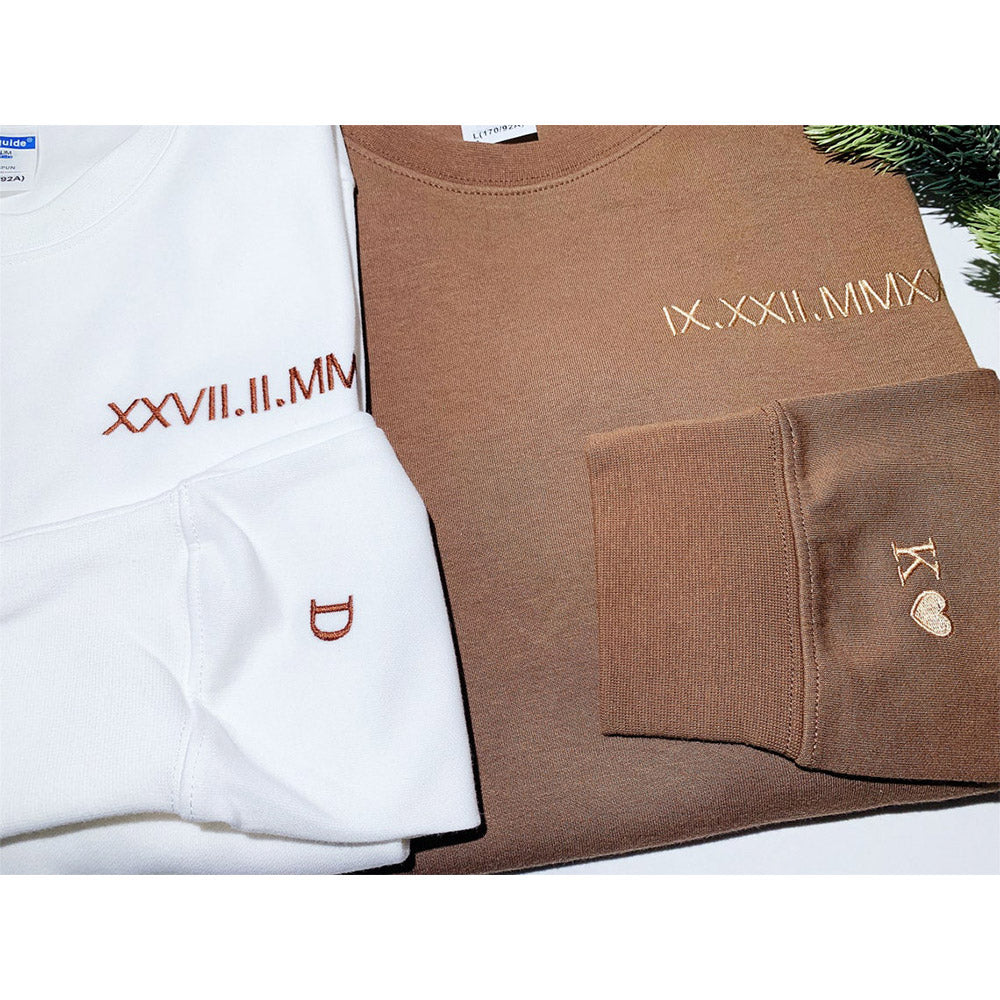 Personalisiertes besticktes Paar-Sweatshirt mit römischen Ziffern und Initialen am Ärmel als Valentinstagsgeschenk