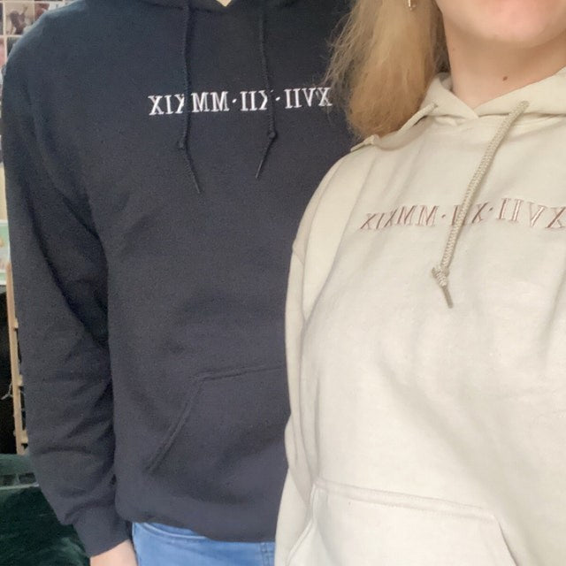 Personalisierte bestickte römische Ziffer auf der Brust, passender Kapuzenpullover, Valentinstags-Geschenk für Paare