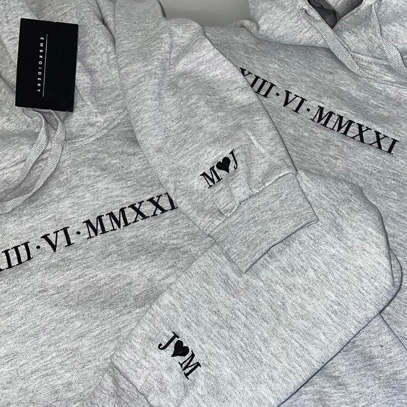 Personalisierte bestickte römische Ziffer auf der Brust, passender Kapuzenpullover, Valentinstags-Geschenk für Paare