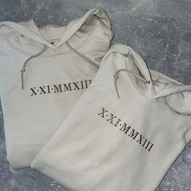 Personalisierte bestickte römische Ziffer auf der Brust, passender Kapuzenpullover, Valentinstags-Geschenk für Paare