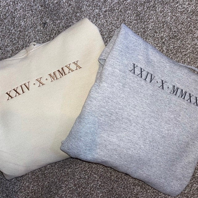 Personalisierte bestickte römische Ziffer auf der Brust, passender Kapuzenpullover, Valentinstags-Geschenk für Paare