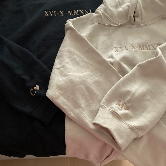 Personalisierte bestickte römische Ziffer auf der Brust, passender Kapuzenpullover, Valentinstags-Geschenk für Paare