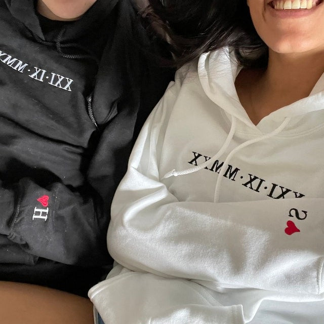 Personalisierte bestickte römische Ziffer auf der Brust, passender Kapuzenpullover, Valentinstags-Geschenk für Paare