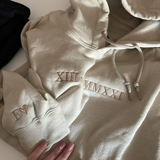 Personalisierte bestickte römische Ziffer auf der Brust, passender Kapuzenpullover, Valentinstags-Geschenk für Paare