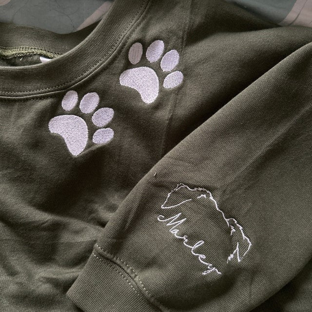 SCHLUSSVERKAUF!! Personalisiertes Herz auf meinem Ärmel, bestickter Rundhalsausschnitt mit Hundeohr, Geschenk für Haustierliebhaber