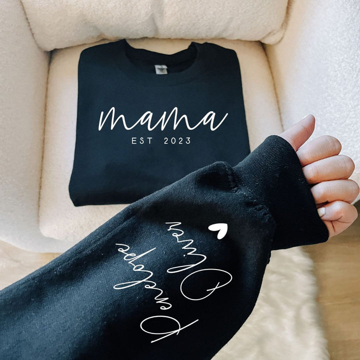 Personalisiertes Mama EST Sweatshirt mit Kindernamen auf dem Ärmel Muttertagsgeschenk
