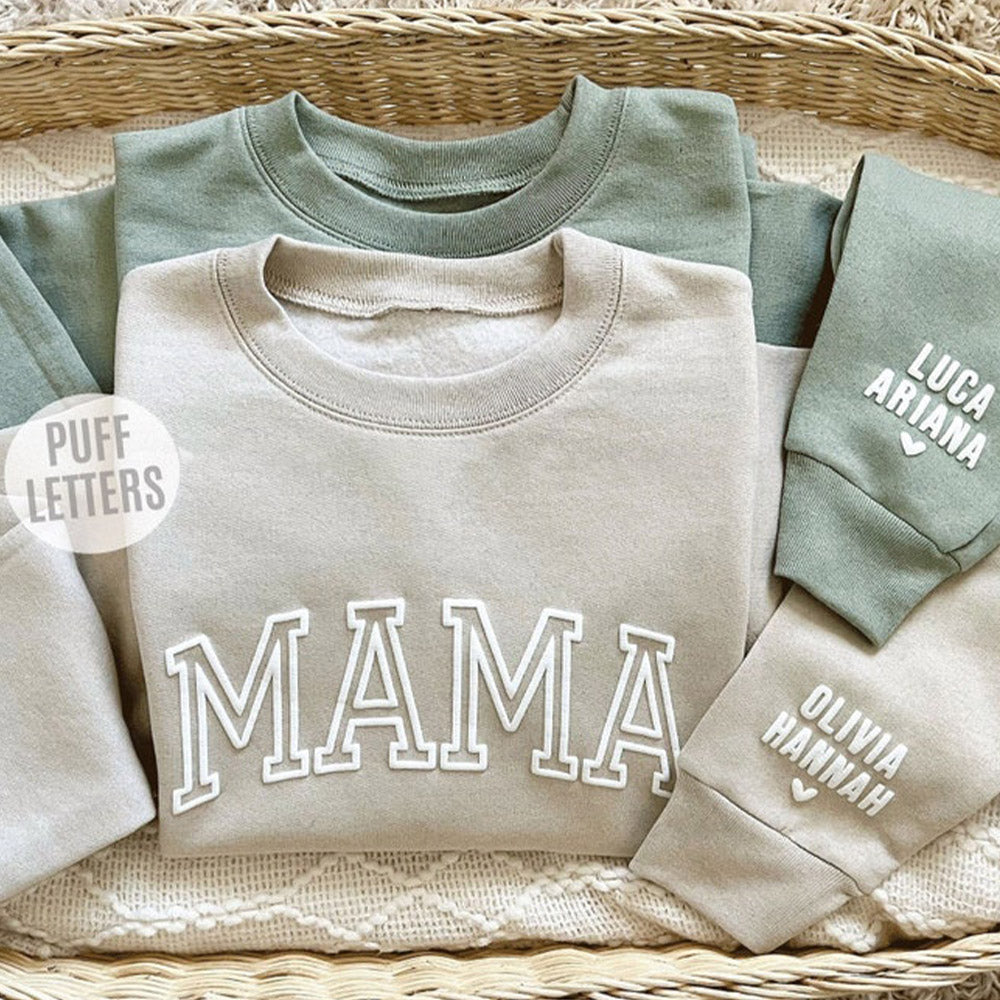 Personalisiertes Sweatshirt mit geprägtem Puff-Schriftzug „MAMA“ und Kindernamen, Geschenk für Mama