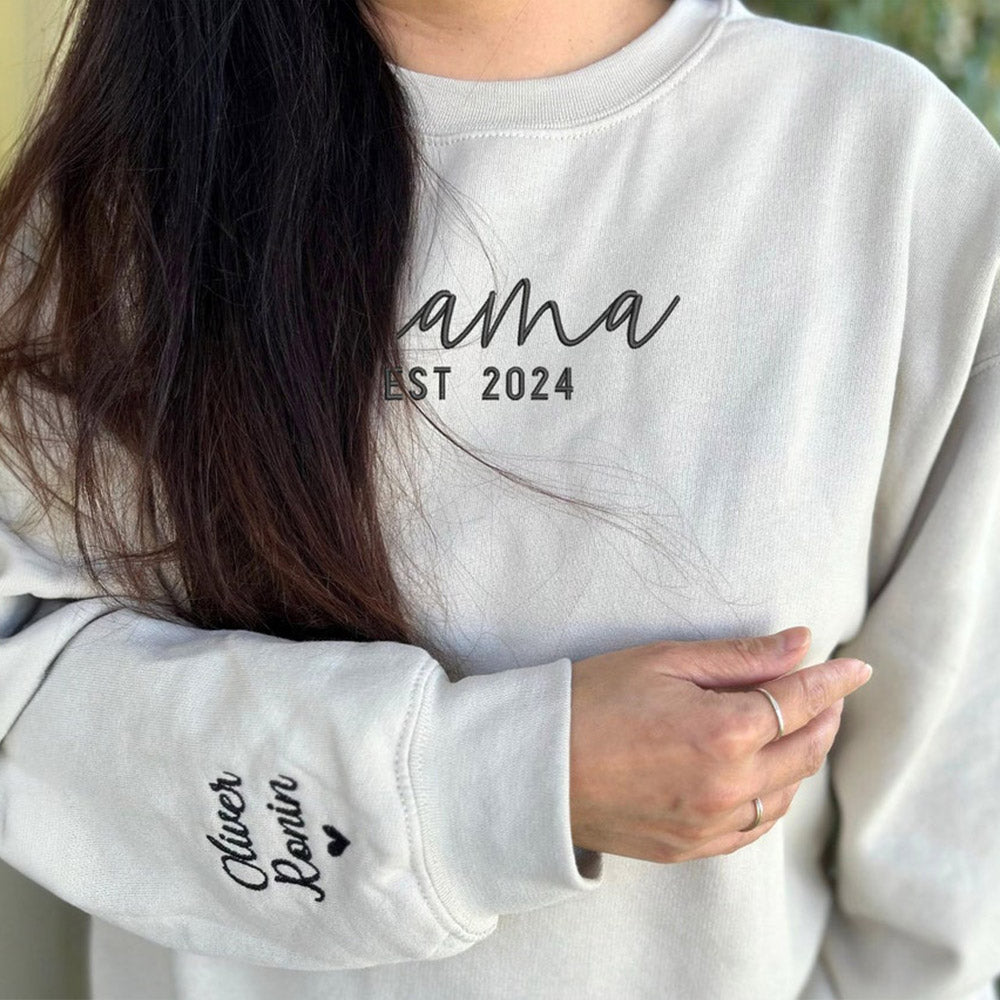 Personalisiertes besticktes Mama-Sweatshirt mit geschätztem Datum und Kindernamen auf dem Ärmel, Geschenk für Mama