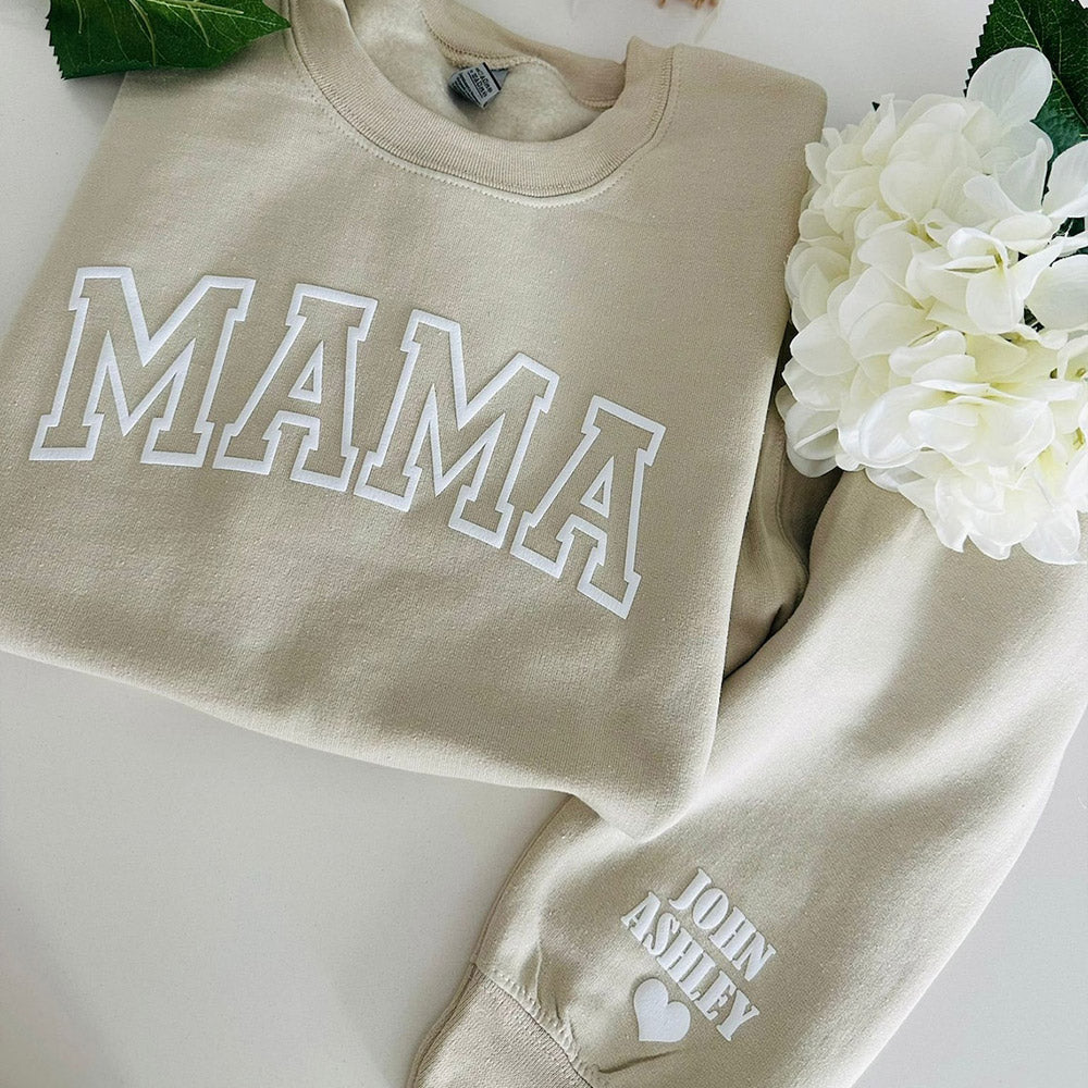 Personalisiertes Sweatshirt mit geprägtem Puff-Schriftzug „MAMA“ und Kindernamen, Geschenk für Mama