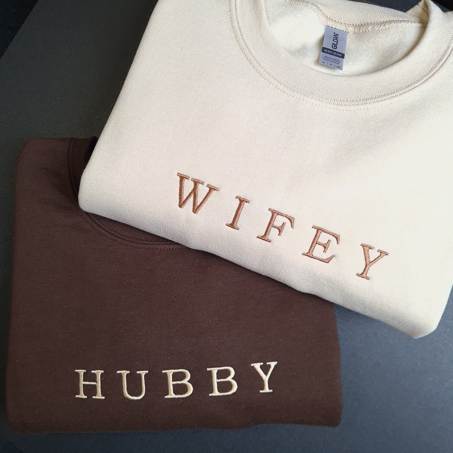 Personalisiertes Jahr Wifey Hubby Besticktes Sweatshirt Benutzerdefiniertes Paar Passender Hoodie Valentinstag Jahrestag Geschenk