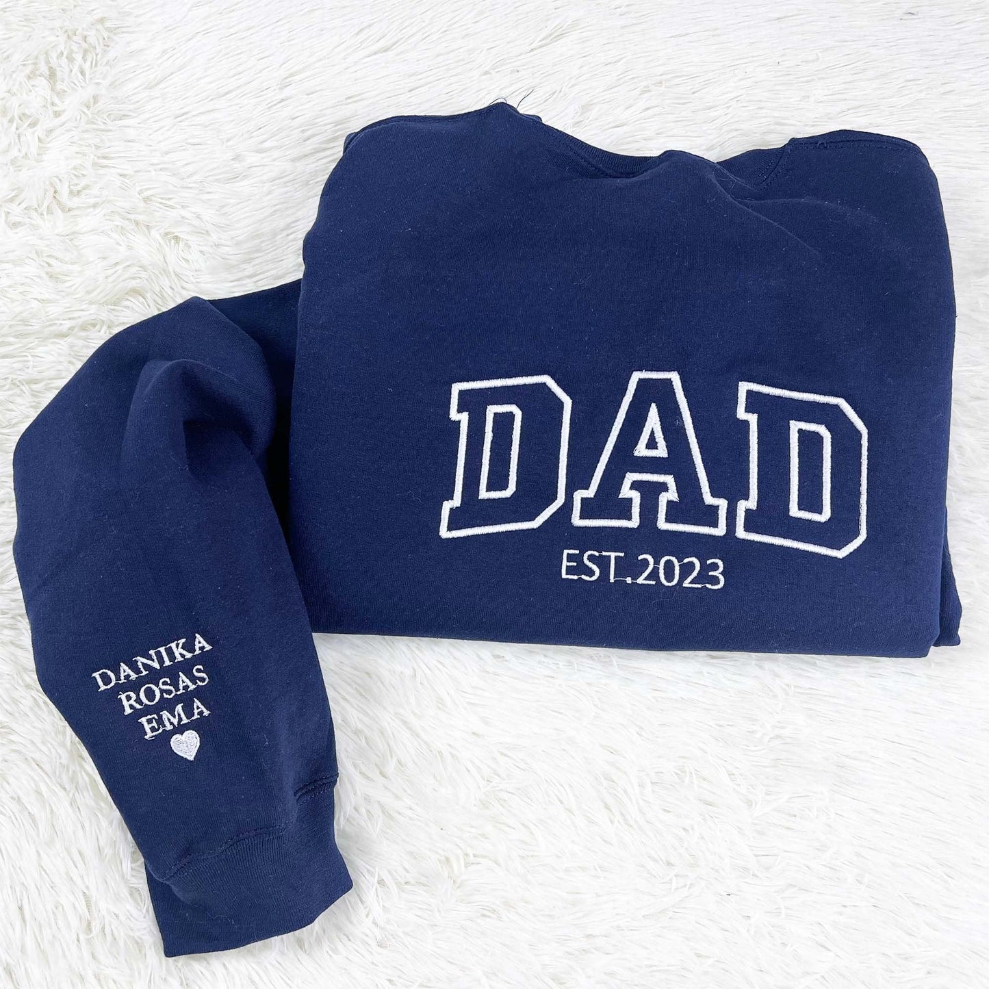 Benutzerdefinierte bestickte Papa EST Sweatshirt mit Kindernamen auf dem Ärmel für den Vatertag 