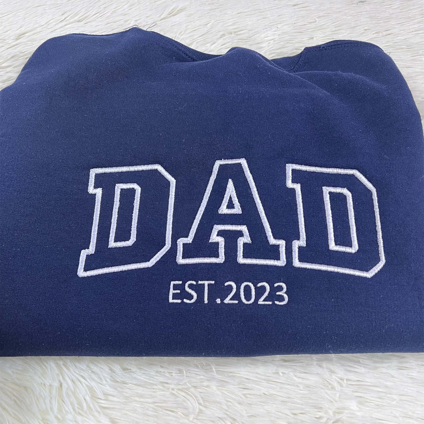 Benutzerdefinierte bestickte Papa EST Sweatshirt mit Kindernamen auf dem Ärmel für den Vatertag 